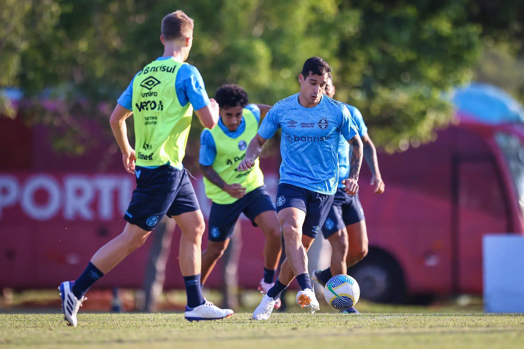Três zagueiros, volta de Cristaldo e Pavón no banco: o time do Grêmio contra o Corinthians Grêmio encara o Corinthians