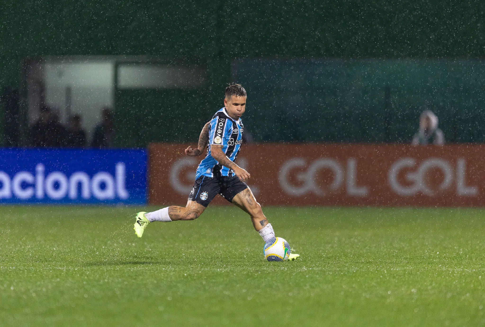 Soteldo brilha em vitória do Grêmio e deixa Vegetti no chão com drible na ponta; assista Soteldo pelo Grêmio
