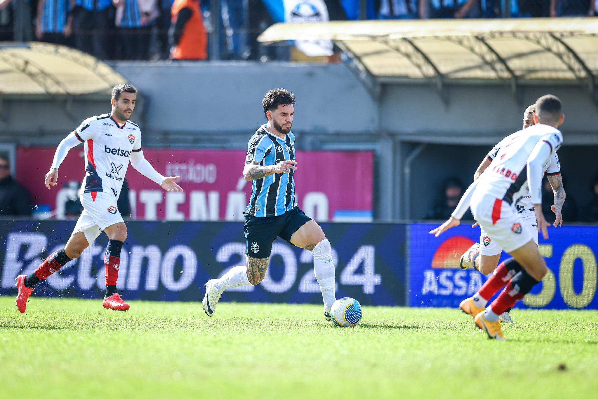 Nathan volta a ser titular do Grêmio e ganha elogios de Renato: "Não coloquei por colocar" Nathan pelo Grêmio