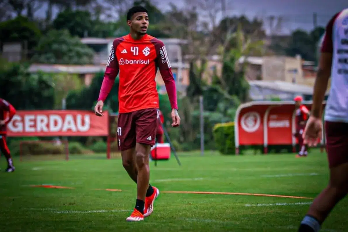 Inter encaminha saída de volante e só vai manter quem realmente quiser ficar no clube Inter
