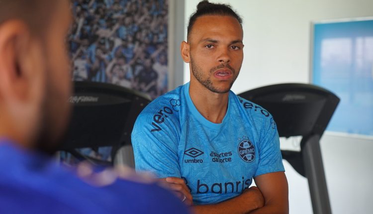 Renato pelo Grêmio com Braithwaite