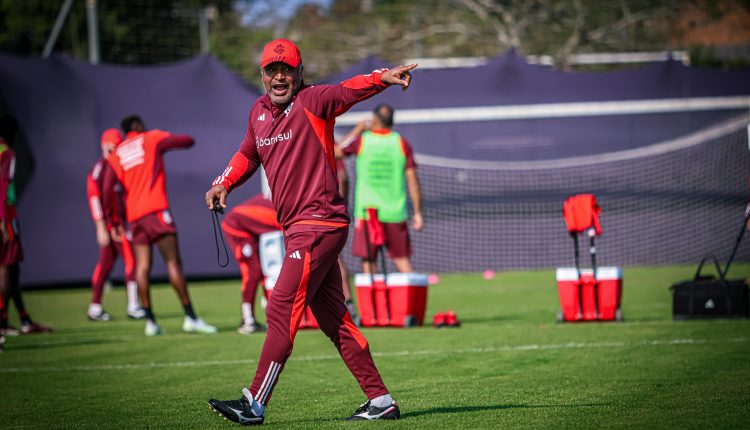 Roger Machado em treinamento do Inter no CT de Alvorada