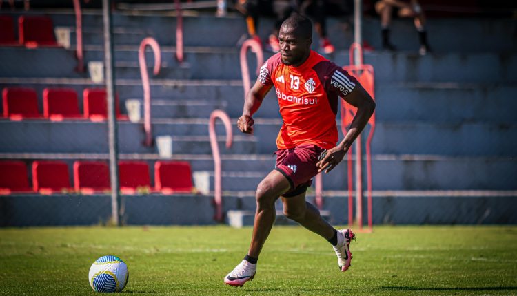 Enner Valencia finaliza a gol em treino do Inter