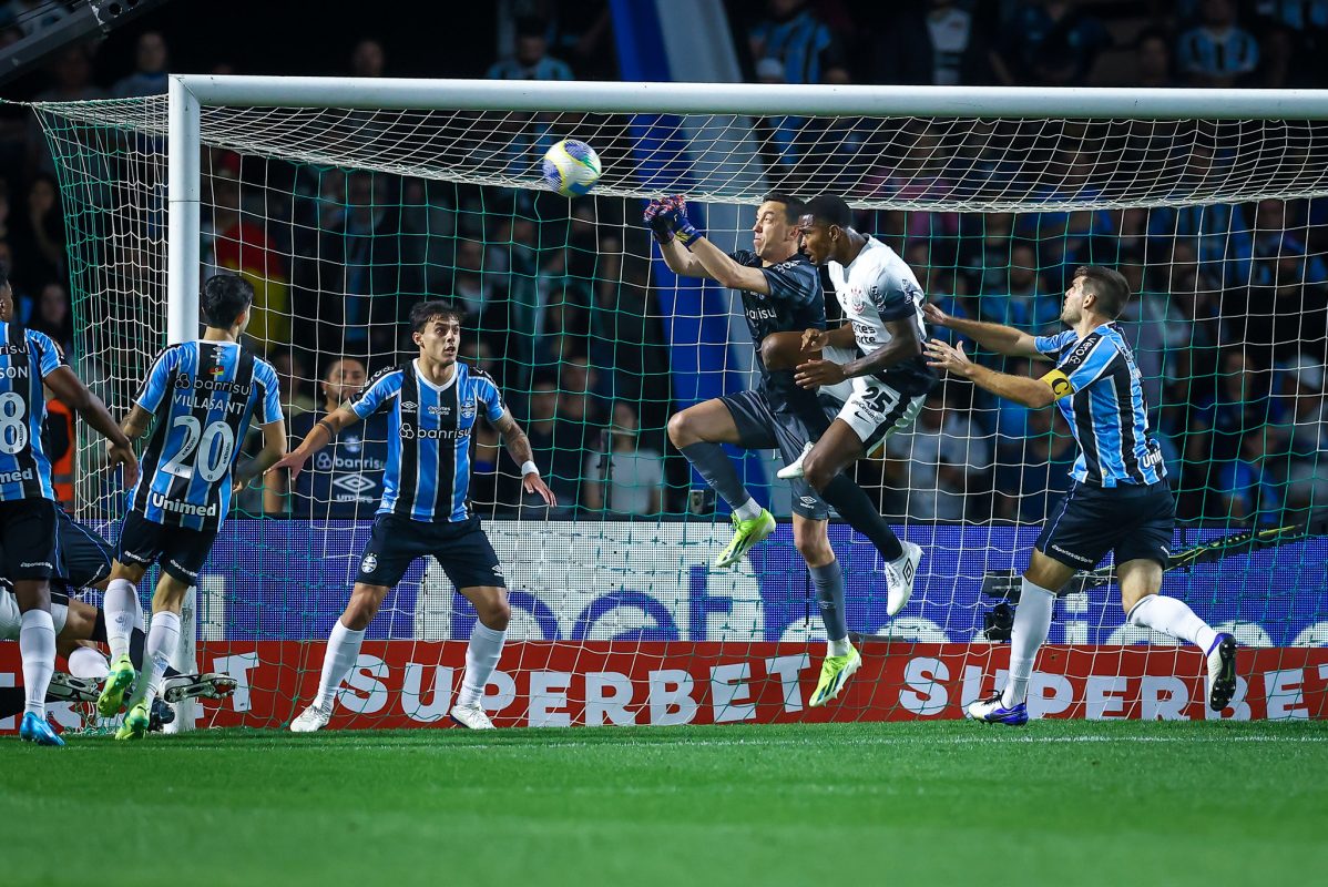 Edenilson explica o que aconteceu no pênalti e se manifesta após eliminação do Grêmio