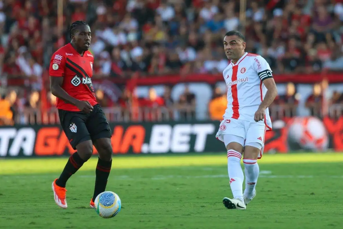 Roger lamenta lance de Alario e admite que era jogo para vencer: "Lamber as feridas" Inter perdeu para o Atlético-GO