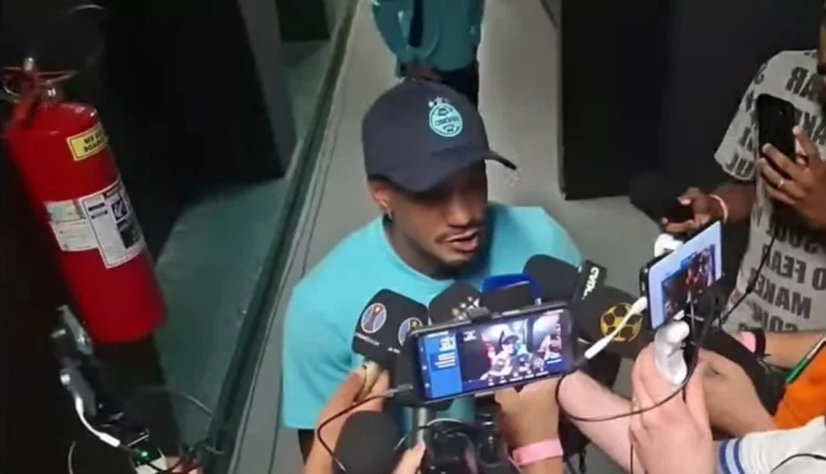 Edenilson, do Grêmio, concedendo entrevista na Zona Mista, do Estádio Couto Pereira