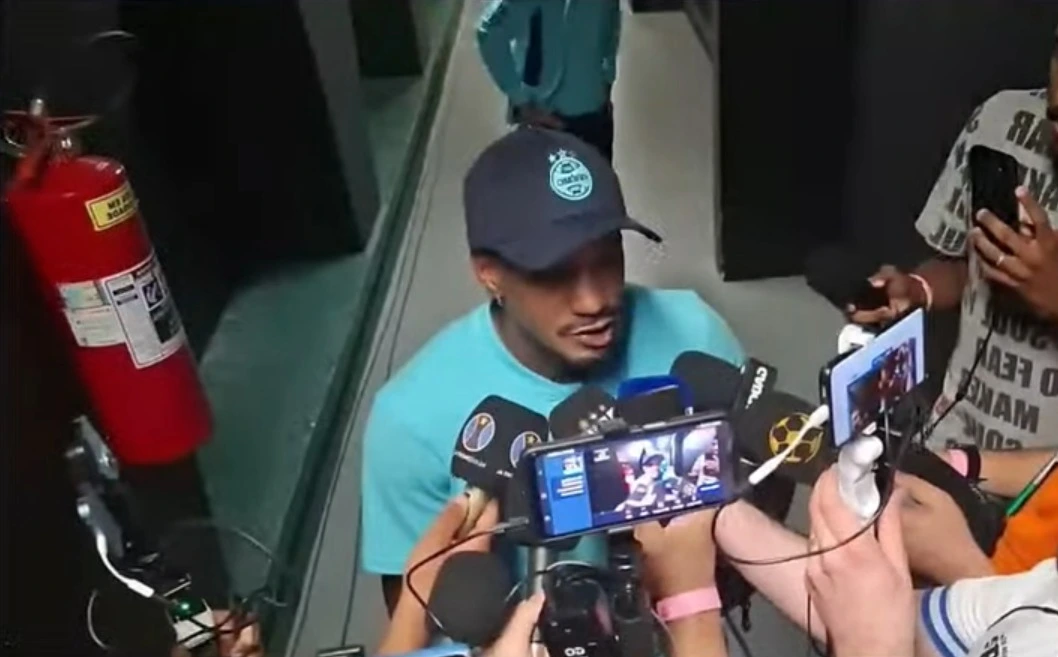 Edenilson, do Grêmio, concedendo entrevista na Zona Mista, do Estádio Couto Pereira