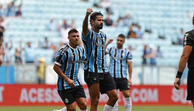 Diego Costa comemorando gol com a camisa do Grêmio