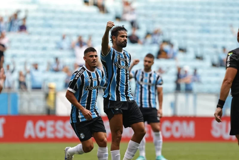 Diego Costa comemorando gol com a camisa do Grêmio