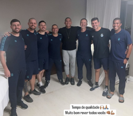 Jael aproveita passagem do Grêmio por Cuiabá e visita funcionários: "Tempo de qualidade"