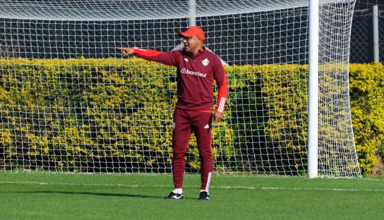 Roger Machado comandando treino do Inter