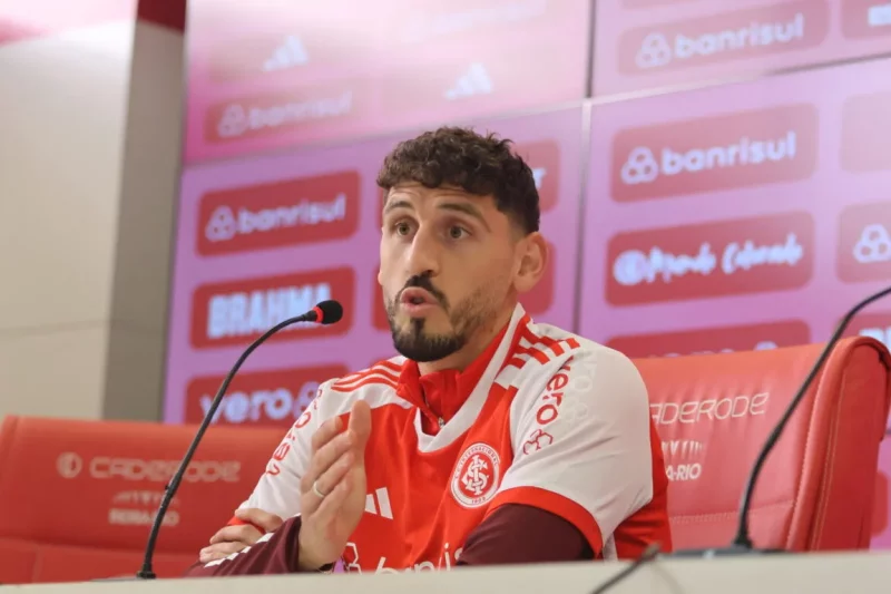 Inter atualiza situação de Mercado após a vitória e já admite "perda importante" Agustín Rogel, zagueiro do Inter