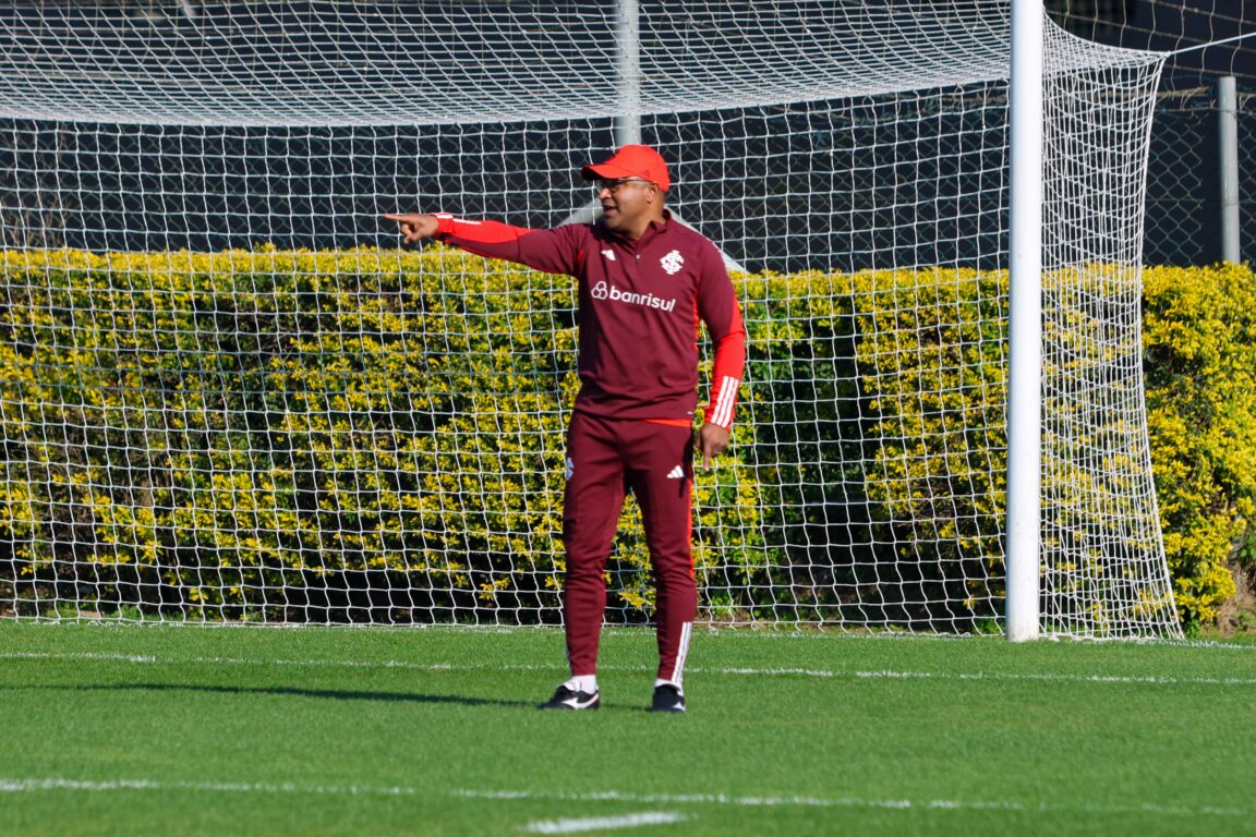 Roger Machado comandando treino do Inter