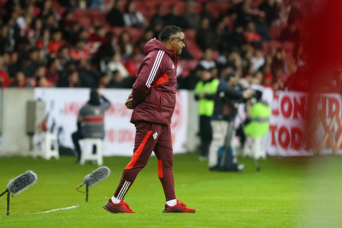 Em meio aos problemas, Roger encontra ponto positivo no Inter: "Surpreendendo a todos" Roger Machado pelo Inter