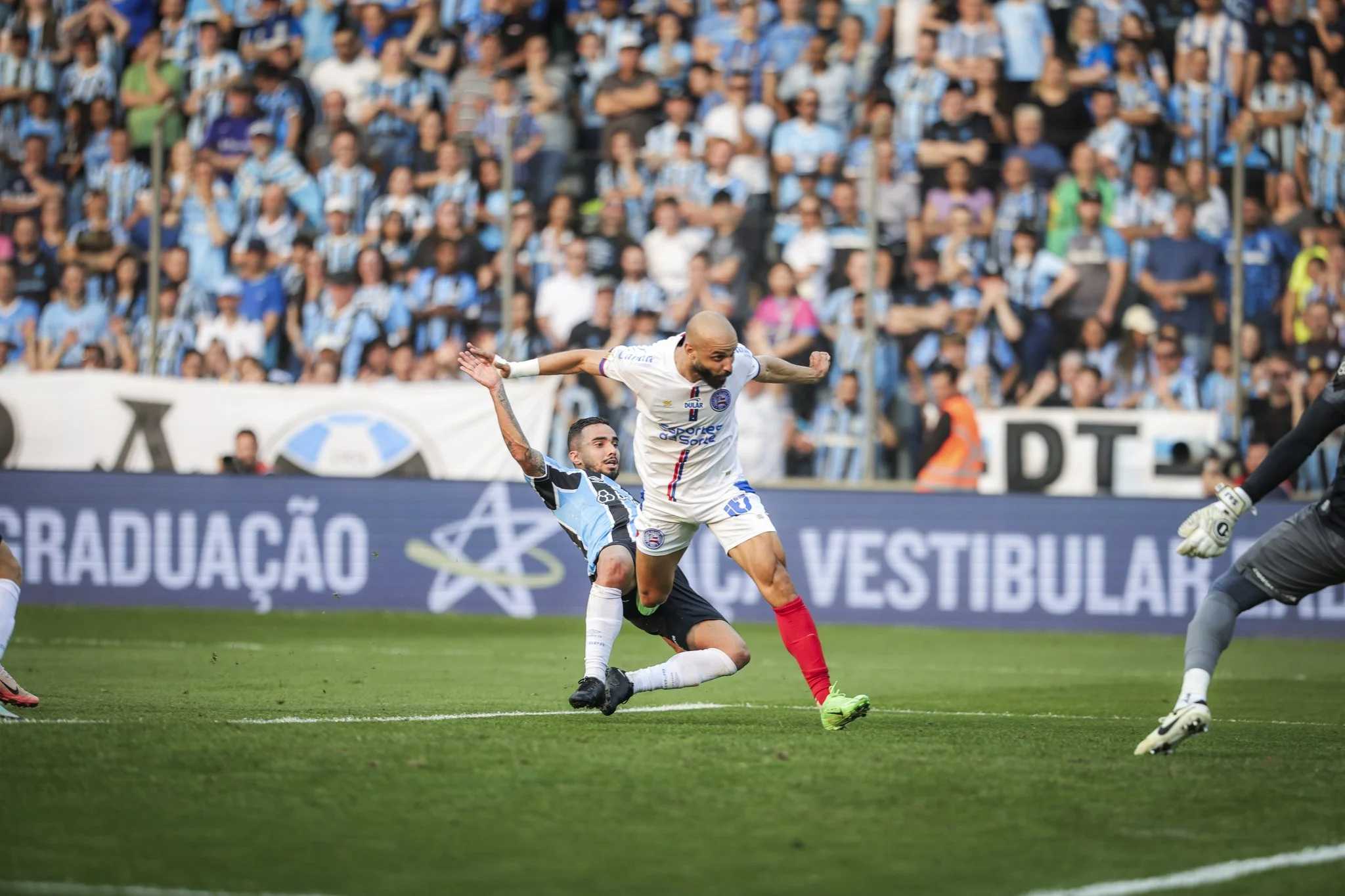 Thaciano, ex-Grêmio, movimenta o mercado com transferência milionária ao Santos Thaciano brilhou pelo Bahia contra o Grêmio