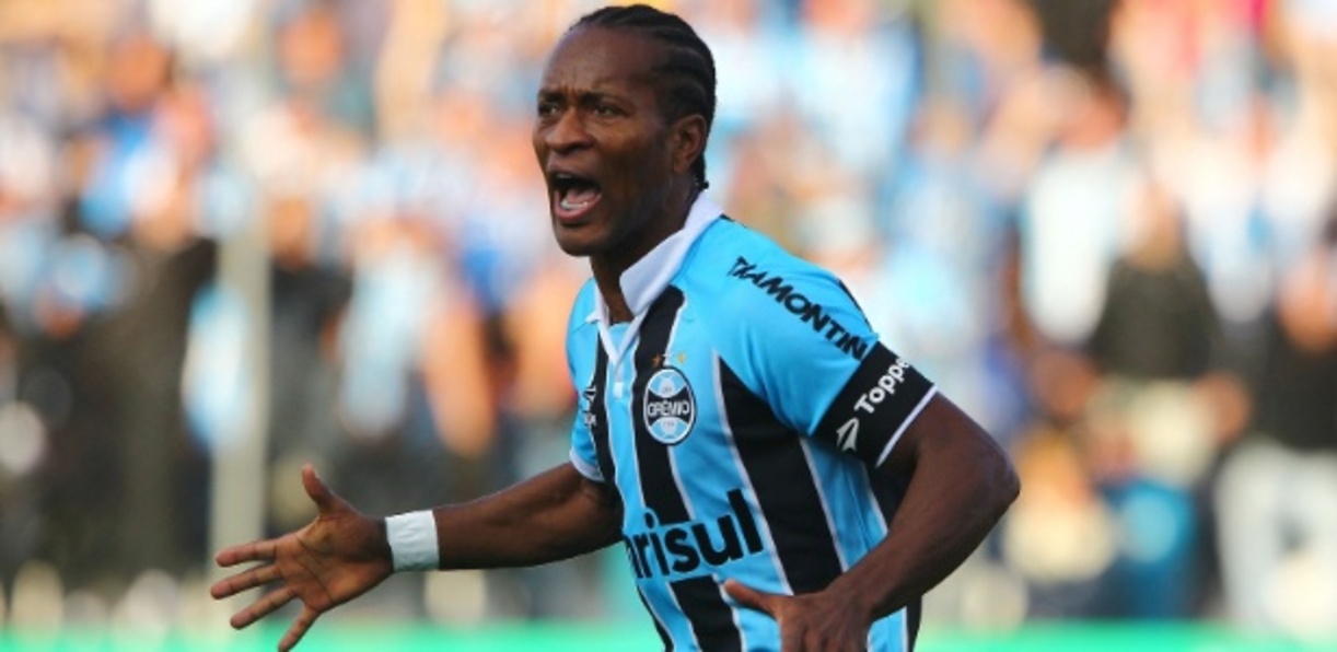 Zé Roberto foi "exemplo" para Geromel no começo da trajetória do zagueiro no Grêmio Zé Roberto pelo Grêmio