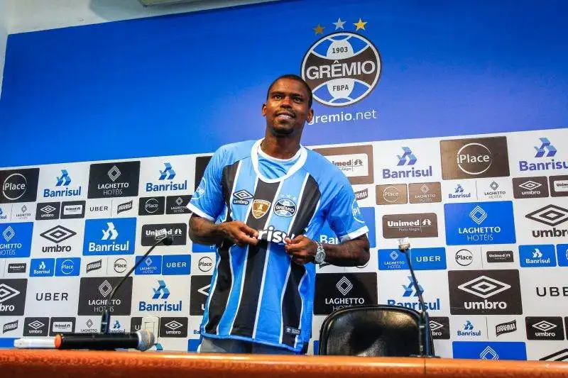 Ex-jogador do Grêmio de Renato deixa os gramados e vira cantor de pagode: "Liberta minha alma" Ex-jogador do Grêmio de Renato deixa os gramados e vira cantor de pagode: "Liberta minha alma"