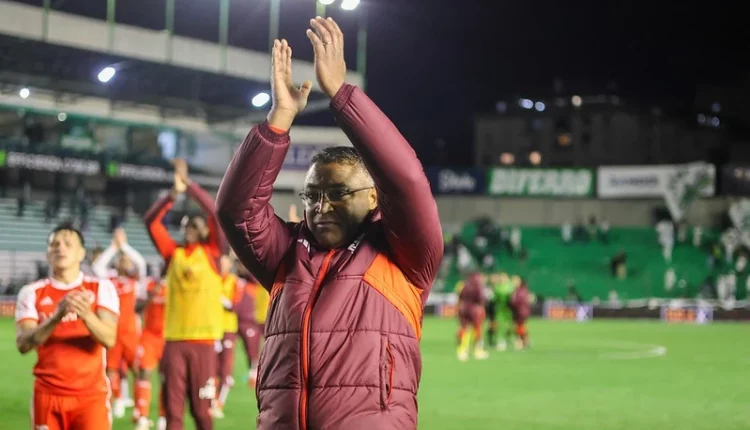 Roger Machado pelo Inter, aplaudindo o jogadores pala vitória de 3x1 contra o Juventude.