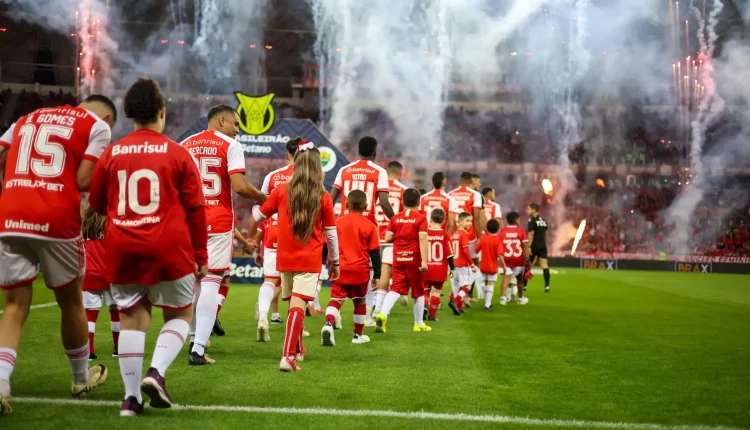 Inter 3x0 Cuiabá - jogadores do Internacional entrando em campo com as crianças coloradas.