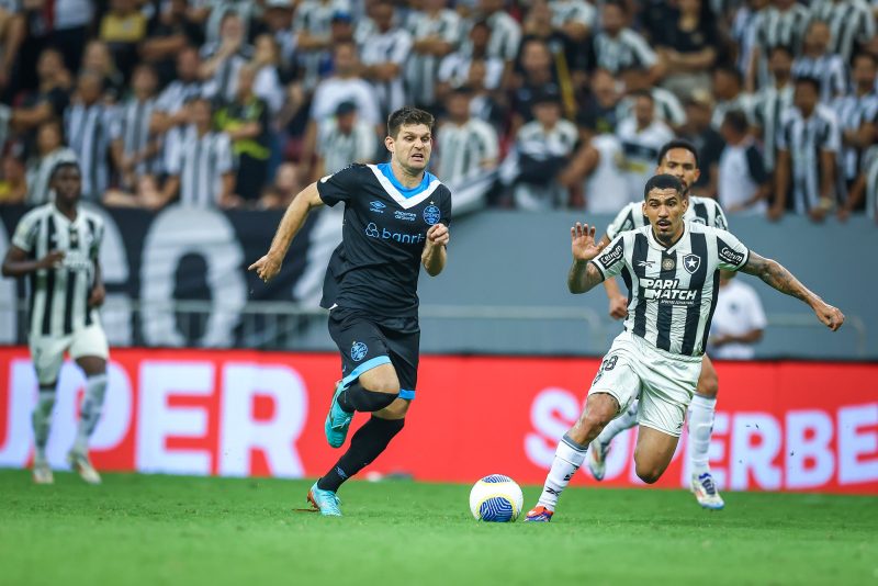 Grêmio divulga série de imagens da arrancada incrível de Kannemann contra o Botafogo