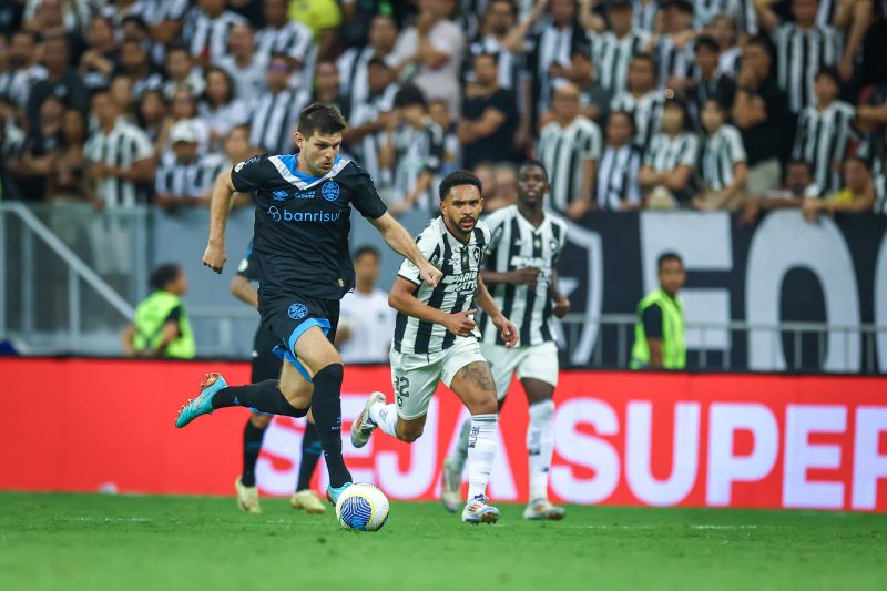 Grêmio divulga série de imagens da arrancada incrível de Kannemann contra o Botafogo