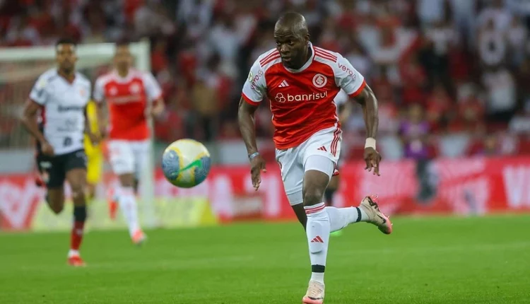 Enner Valencia, jogando futebol com a camisa do Inter