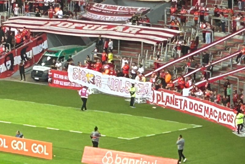 Torcida do Inter surpreende Enner Valencia e abre faixa de apoio no Beira-Rio