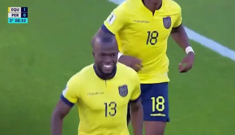 Enner Valencia, jogador do Inter, comemorando gol pela seleção do Equador.