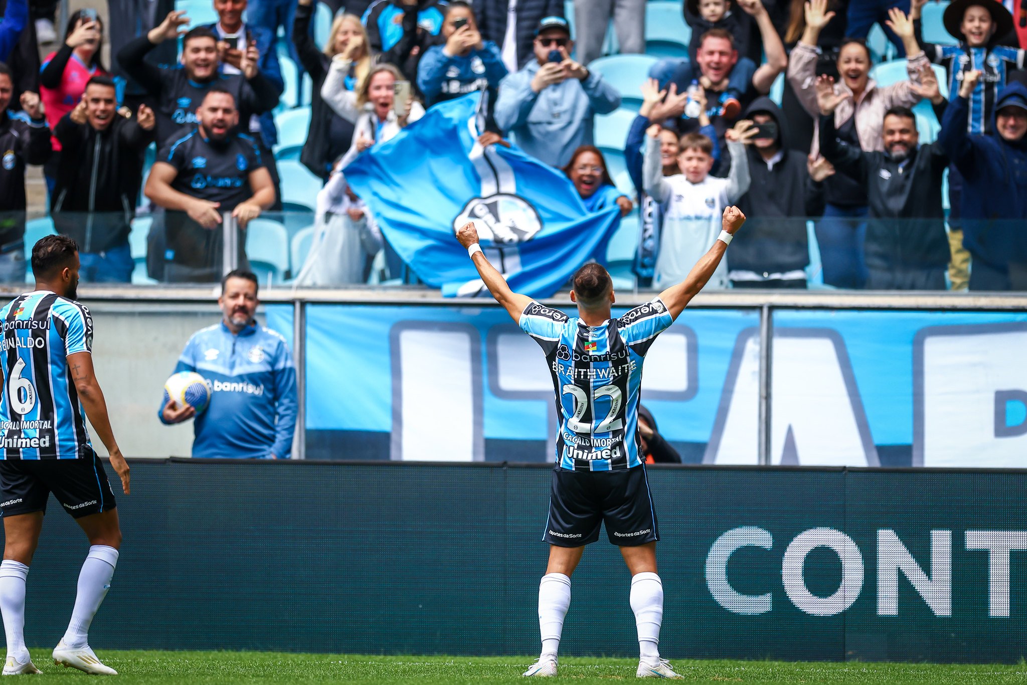 Braithwaite mostra dois sentimentos em post na web após jogar na Arena do Grêmio Braithwaite pelo Grêmio