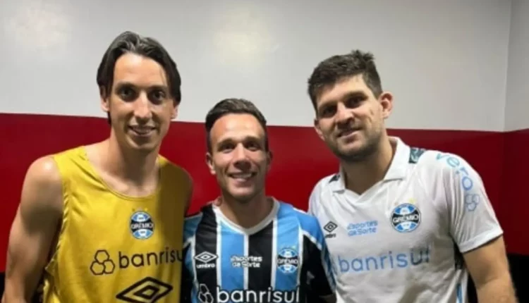 Arthur ao lado de Geromel no Grêmio