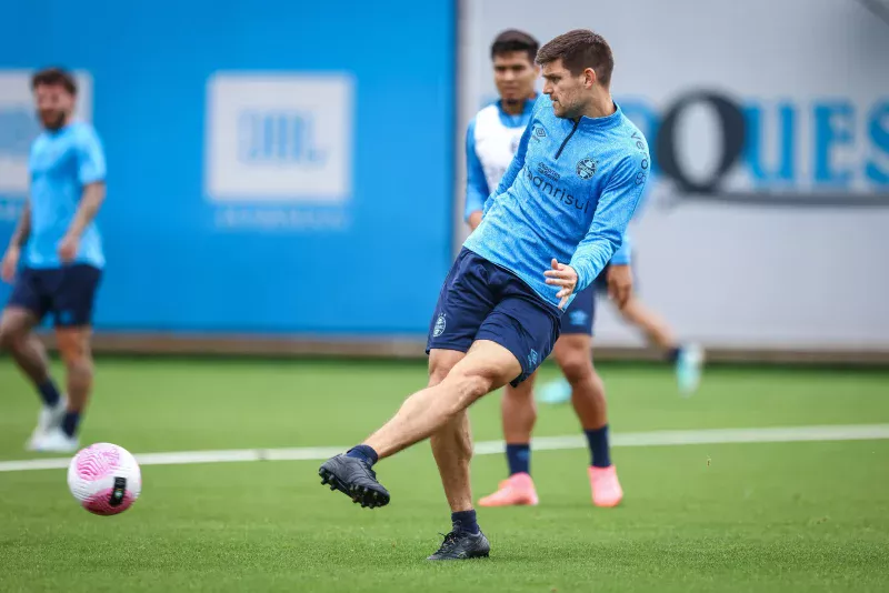 Kannemann viaja com o Grêmio para apoiar o time mesmo sem condições de jogo Kannemann pelo Grêmio