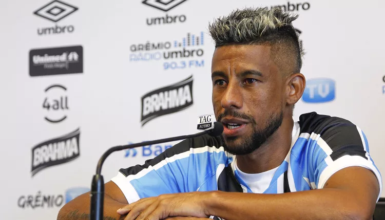 Léo Moura pelo Grêmio