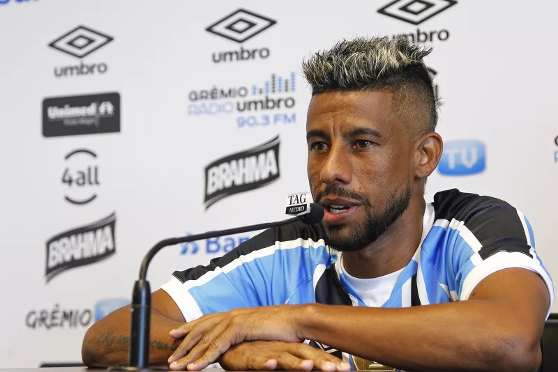 Ex-jogadores celebram decisão de Marques de retornar ao pleito: "O Grêmio merece" Léo Moura pelo Grêmio