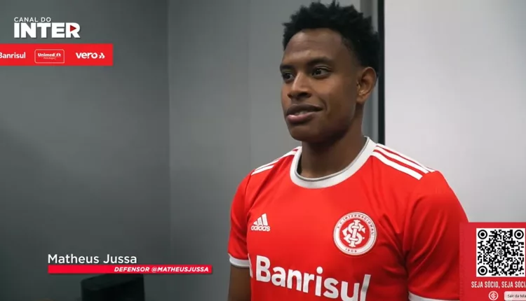 Matheus Jussa, com a camisa do Inter, dando entrevista para a TV do Inter