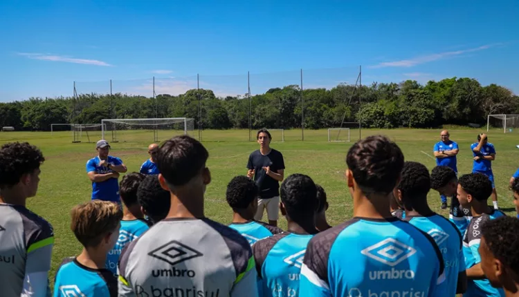 Geromel visita base do Grêmio