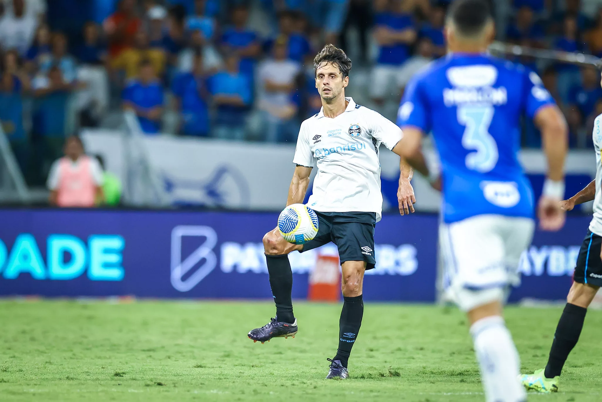 Hoje comentarista, ex-Inter faz elogios a Rodrigo Caio no Grêmio: "Partidaça" Rodrigo Caio Grêmio