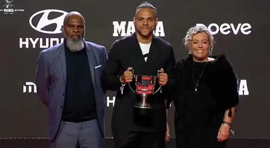Braithwaite aproveita folga no Grêmio e recebe premiação na Espanha ao lado dos pais Braithwaite pelo Grêmio