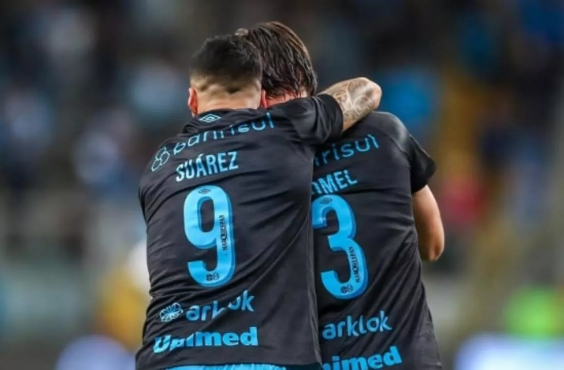 Geromel receberá nesta quarta uma premiação que Suárez também ganhou em 2023 Geromel Suárez Grêmio