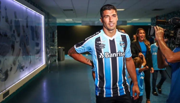 Suárez na apresentação no Grêmio em 2023