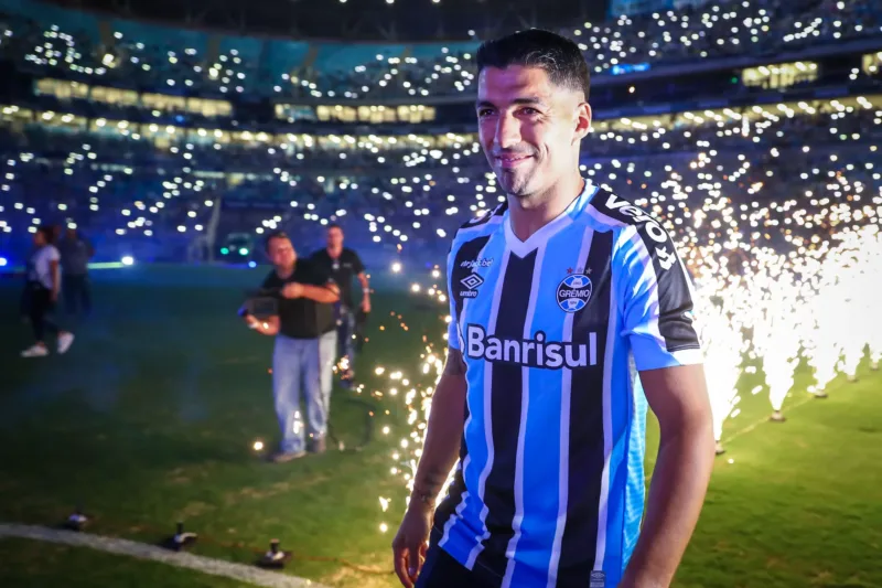 Suárez diz que guarda Grêmio no coração, cita torcida e recorda experiência: "Foi lindo" Suárez pelo Grêmio