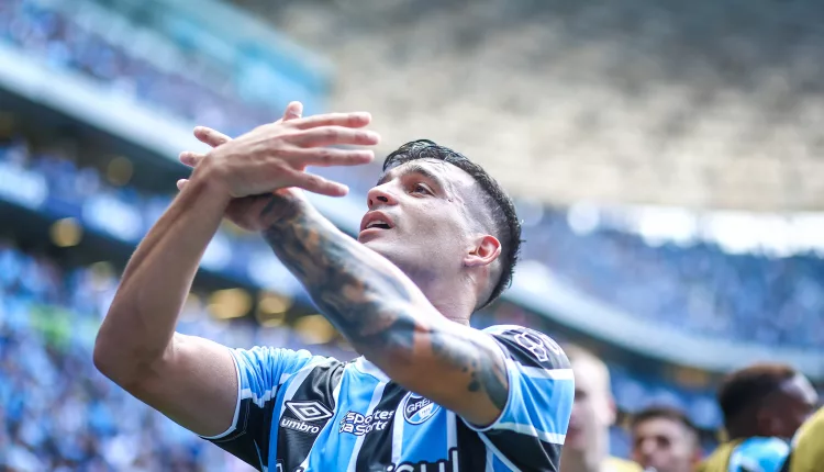 Cristaldo com a camisa do Grêmio