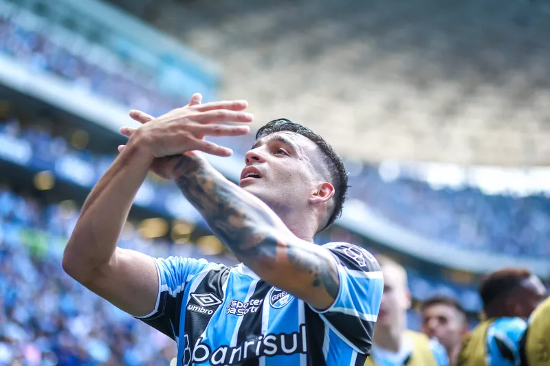 Cristaldo com a camisa do Grêmio