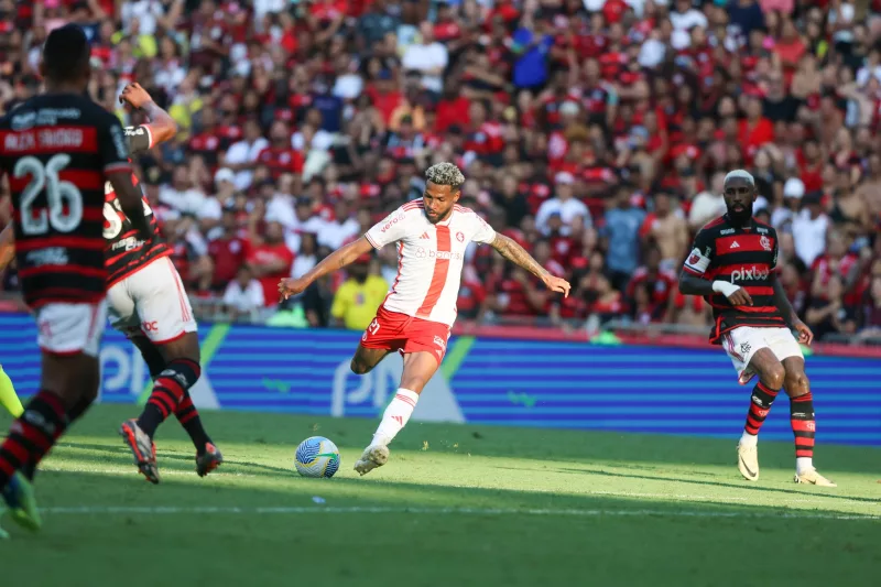 Wesley pelo Inter contra o Flamengo