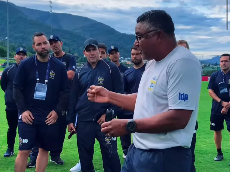 Antes das férias, Roger Machado dá aula em curso de formação de técnicos na CBF