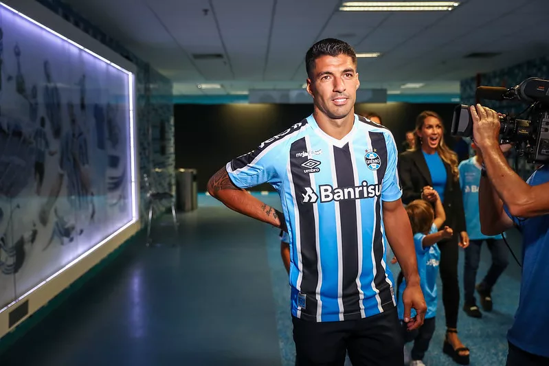Suárez na apresentação no Grêmio em 2023