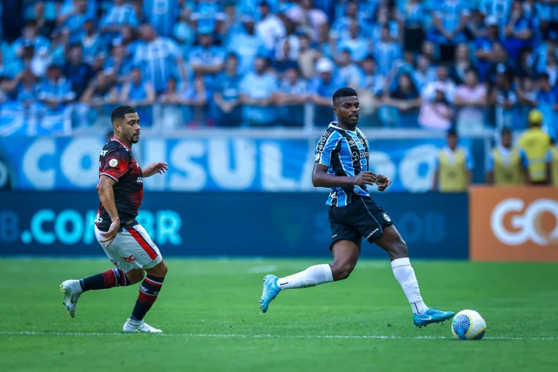 Jogadores do Grêmio conversam no vestiário sobre renovação de Renato? Zagueiro responde Jemerson com a camisa do Grêmio