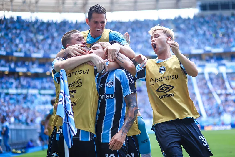 Esposa de jogador do Grêmio se manifesta com ironias na web após vitória na Arena Grêmio espera conseguir a vitória