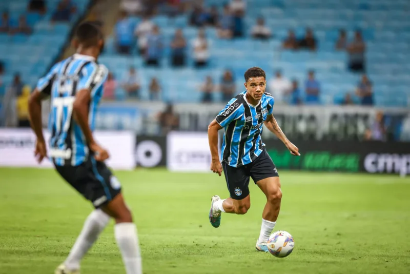 Grêmio informa promoção de zagueiro e vive expectativa pela situação de Amuzu Viery pelo Grêmio