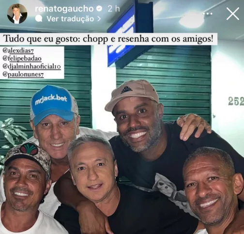 Renato encontra ex-atacante do Grêmio e curte noite de resenha: "Tudo que eu gosto"