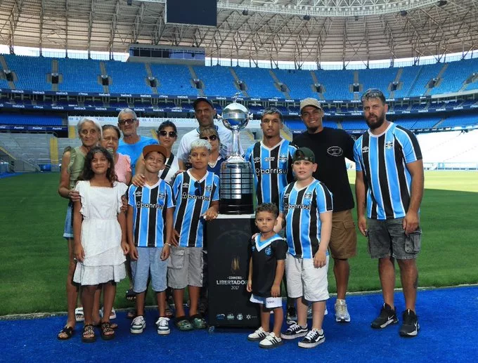 Férias diferentes: Arezo celebra primeiro filho e leva família para conhecer Arena do Grêmio